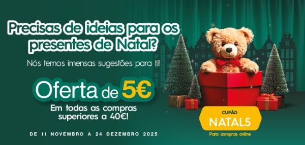 Desconto de 5€ em todas as compras num ambiente natalício com um urso e presentes