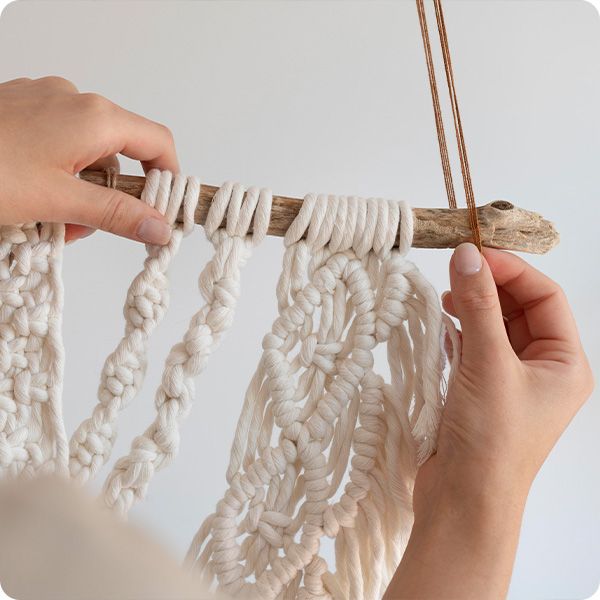 Aulas de Macramé na Americana - Gândara pessoa a fazer macramé