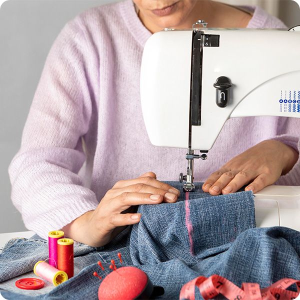 Aulas de Costura na Americana - Telheiro | Tudo o que Precisa Saber pessoa a costurar com uma máquina de costura