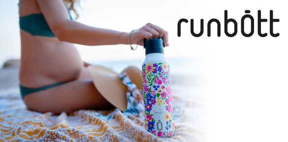 Mulher com garrafa da Runbott
