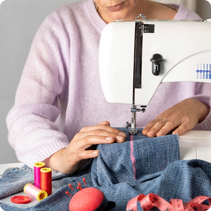 pessoa a costurar com uma máquina de costura