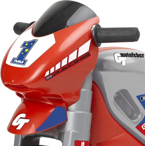 Moto de carreras Moto 2 roja con el famoso casco FEBER.