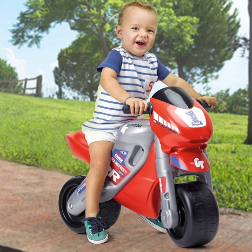 Moto de carreras Moto 2 roja con el famoso casco FEBER.