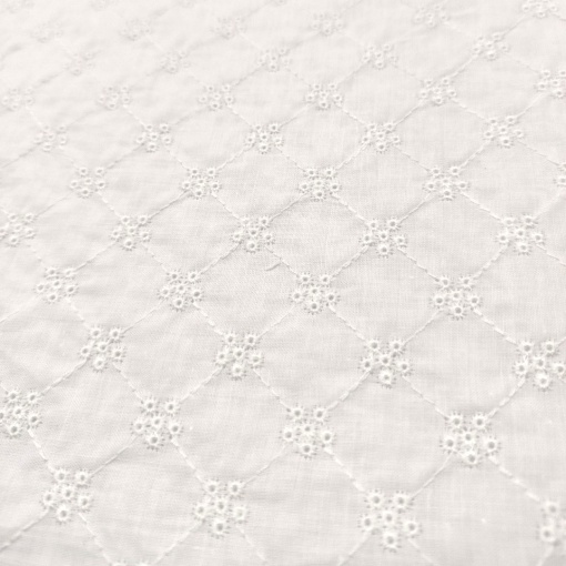 Tecido bordado furinhos branco 1x1,50m 1025/1