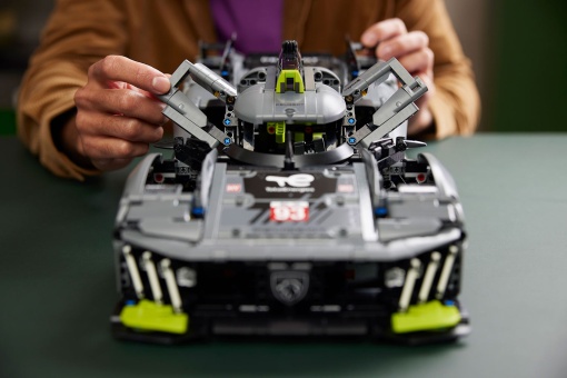 LEGO Technic Peugeot 9x8 24h Le Mans Hybrid Hypercar 42156