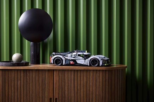 LEGO Technic Peugeot 9x8 24h Le Mans Hybrid Hypercar 42156