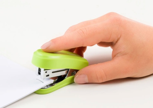 Agrafador NOVUS Mini 24/6 12 folhas Verde