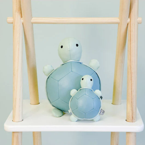 Peluche Musical LITTLE Big Friends Emília - A Tartaruga 20cm