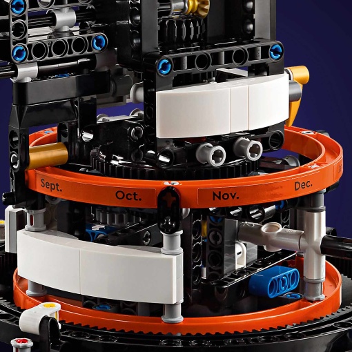 LEGO Technic Planeta Terra e Lua em Órbita 42179