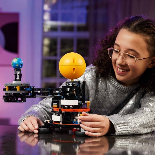 LEGO Technic Planeta Terra e Lua em Órbita 42179