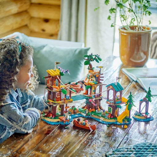 LEGO Friends A Casa da Árvore do Campo de Aventuras 42631