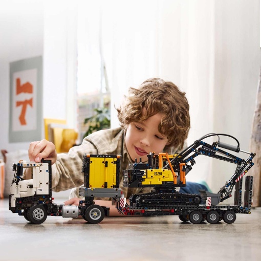 LEGO Technic Camião Volvo FMX e Escavadora Elétrica Ec230 42175