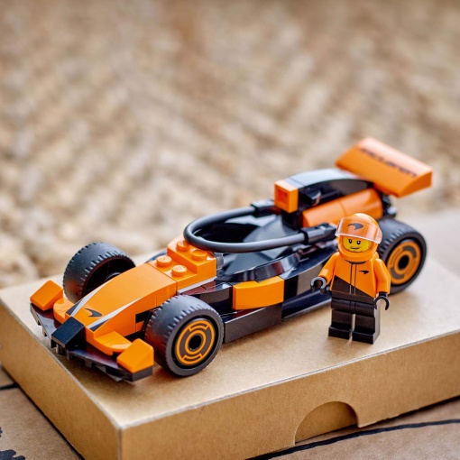 LEGO City Piloto de F1 com Carro de Corrida McLaren 60442