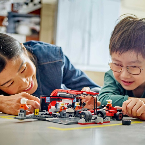 LEGO City Boxe de F1 e Equipa da Boxe com Carro da Ferrari 60443