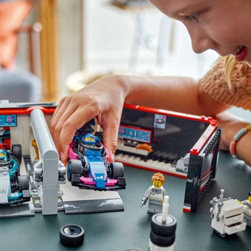 LEGO City Garagem de F1 e Carros da Mercedes-AMG e Alpine 60444