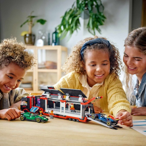 LEGO City Camião de F1 com Carros de F1 Rb20 e Amr24 60445