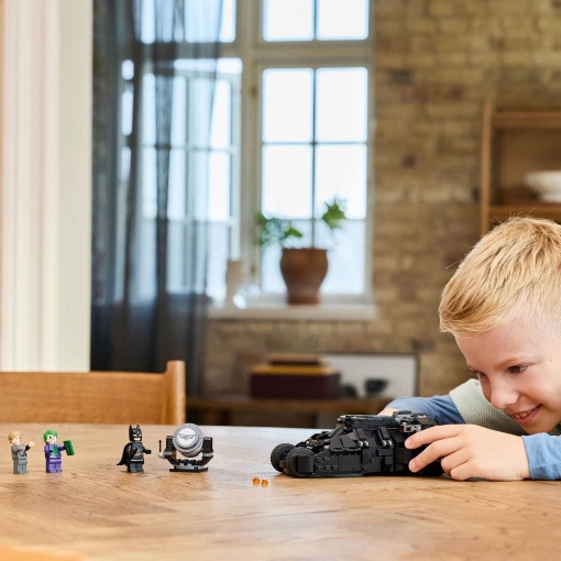 LEGO Batman Tumbler contra Two-Face e The Joker 76303