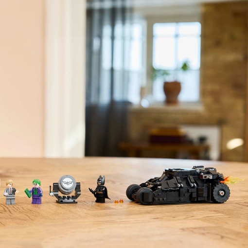LEGO Batman Tumbler contra Two-Face e The Joker 76303