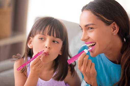 Crazy Chic Lip Gloss And Lip Pencil Strawberry CLEMENTONI