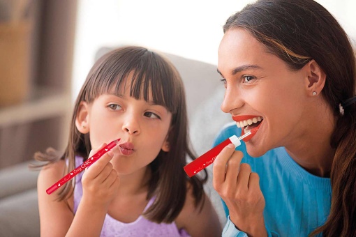 Crazy Chic Lip Gloss And Lip Pencil Cherry CLEMENTONI