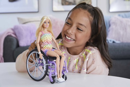 BARBIE Fashionista com Cadeira de Rodas MATTEL