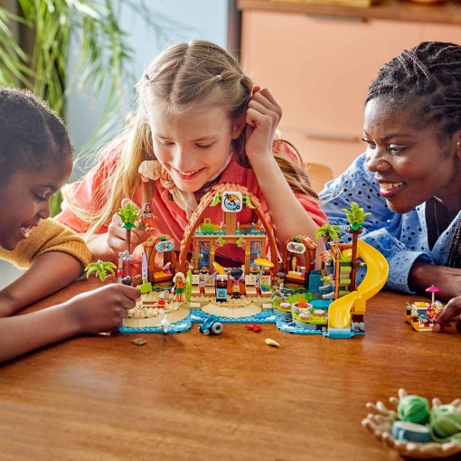LEGO Friends Resort de Praia de Férias em Família 42673