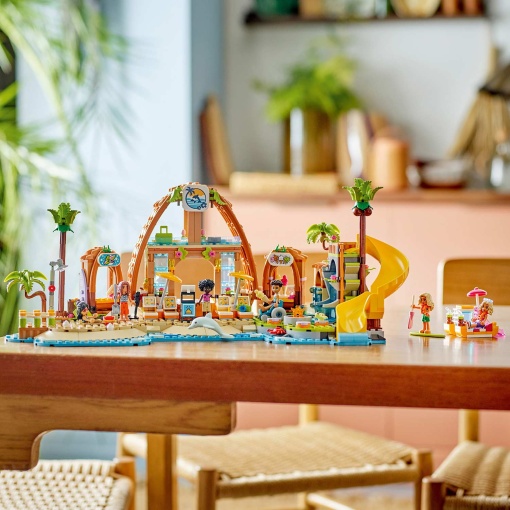 LEGO Friends Resort de Praia de Férias em Família 42673