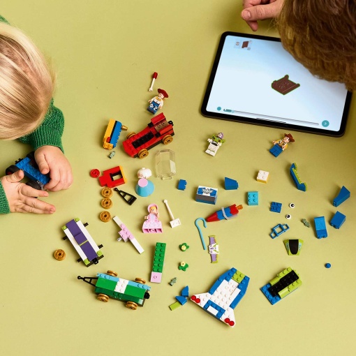 LEGO Disney Comboio e Carro RC de Celebração de Toy Story 43264