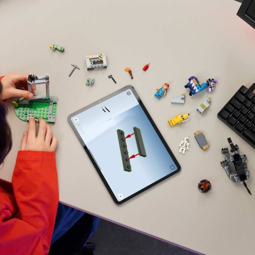 LEGO Fortnite Acampamento de Peely e Sparkplug 77075