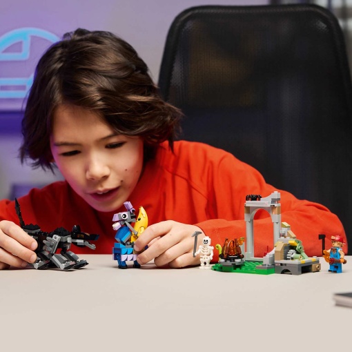 LEGO Fortnite Acampamento de Peely e Sparkplug 77075