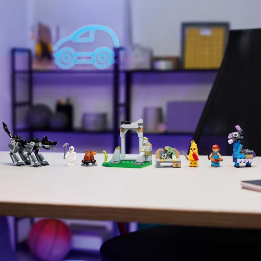 LEGO Fortnite Acampamento de Peely e Sparkplug 77075