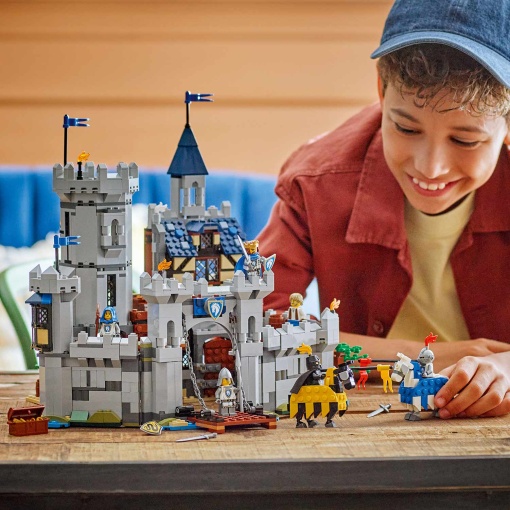 LEGO Creator 3-In-1 castelo medieval com cavaleiro e cavalo 31168