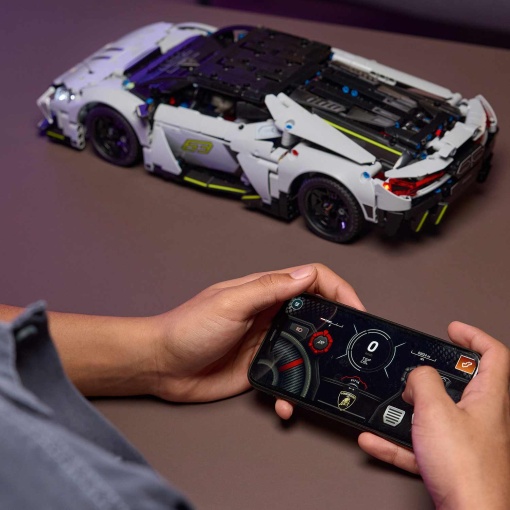 LEGO Technic supercarro desportivo Lamborghini Revuelto 42214