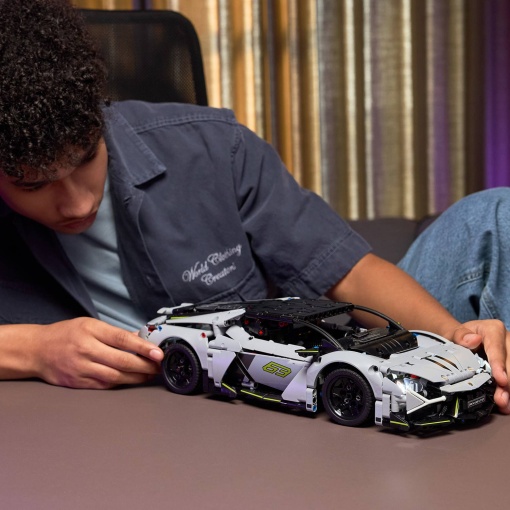 LEGO Technic supercarro desportivo Lamborghini Revuelto 42214