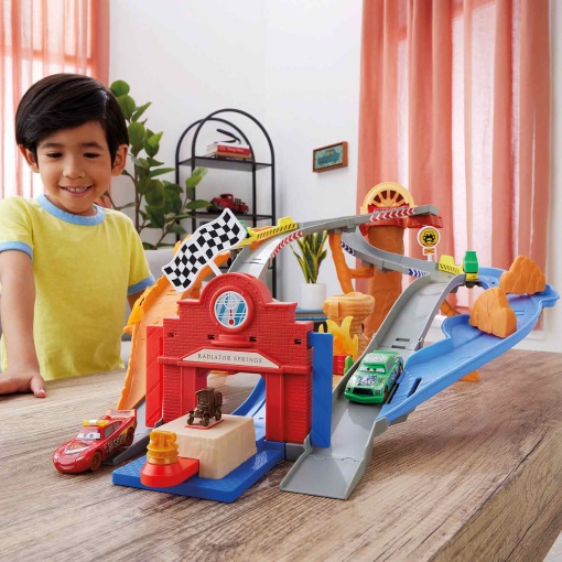 DISNEY PIXAR CARS Radiator Springs Race & Rescue pista de resgate Mattel JFL57