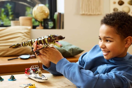 LEGO Jurassic World missão de barco com mosassauro construído com peças 76974