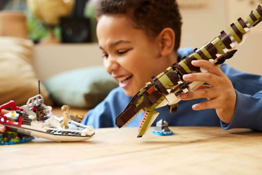 LEGO Jurassic World missão de barco com mosassauro construído com peças 76974