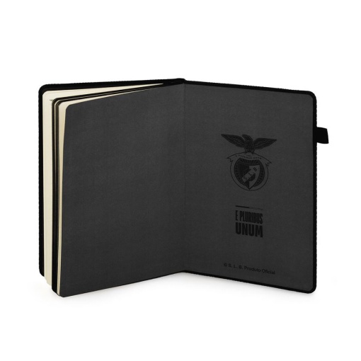 Benfica A5 lined notebook, 80 sheets, black, with elastic closure.