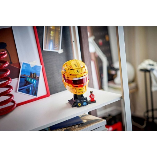 LEGO Editions Lewis Hamilton's Scuderia Ferrari HP