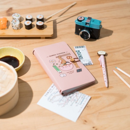 Cuaderno de viaje triple de 21 x 12,5 cm con diseño de Pusheen Sushi Roll, rayado/cuadriculado/liso, 64 hojas, 100 g.