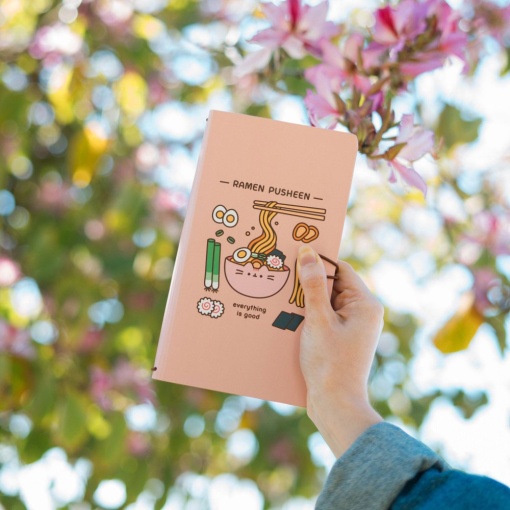 Cuaderno de viaje triple de 21 x 12,5 cm con diseño de Pusheen Sushi Roll, rayado/cuadriculado/liso, 64 hojas, 100 g.