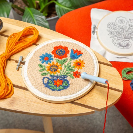 KIKKERLAND punch needle kit with 15cm circular frame, bouquet of flowers.