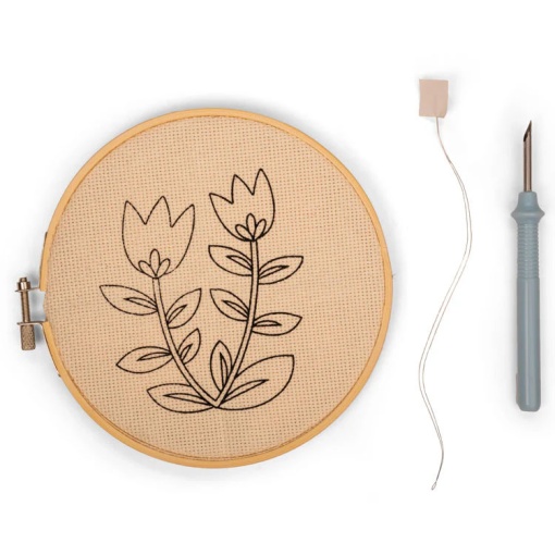 Kit de bordado con aguja perforadora KIKKERLAND con marco circular de 15 cm y diseño de tulipán.
