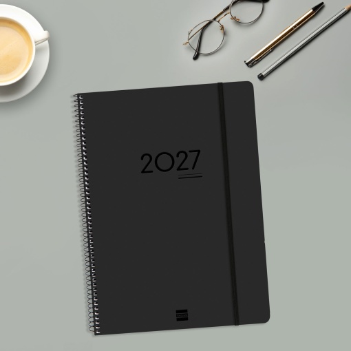 Agenda escolar semanal A4 2026/27, 16 meses, encuadernación en espiral FINOCAM Ikon negra con cierre elástico.