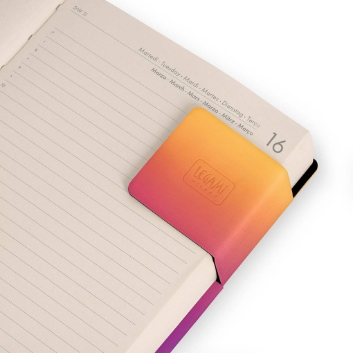 Agenda escolar diária 120x180mm 2026/27 16 meses LEGAMI Sunset Vibes com elástico