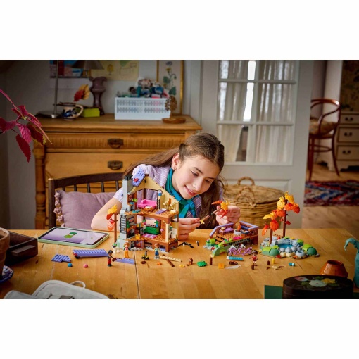 LEGO Friends cabana de outono aconchegante na floresta 42705