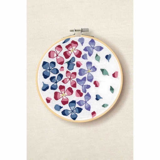 DMC Punch Needle Kit with 14.5 cm circular frame and hydrangea petals.