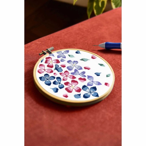 DMC Punch Needle Kit with 14.5 cm circular frame and hydrangea petals.