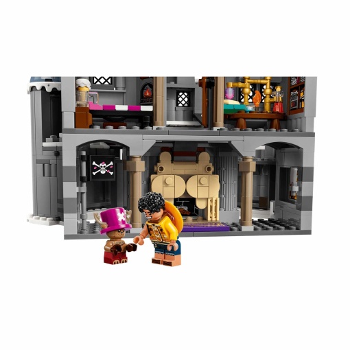 LEGO One Piece battle at Drum Castle 75645