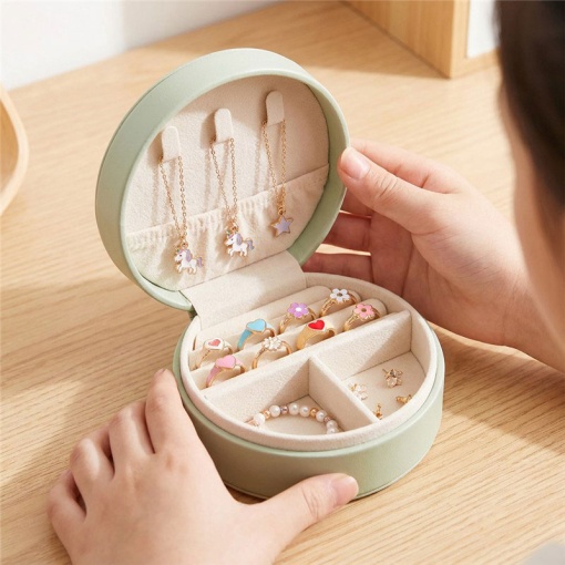 Lovely Story Cozy Whiskers jewelry box mint